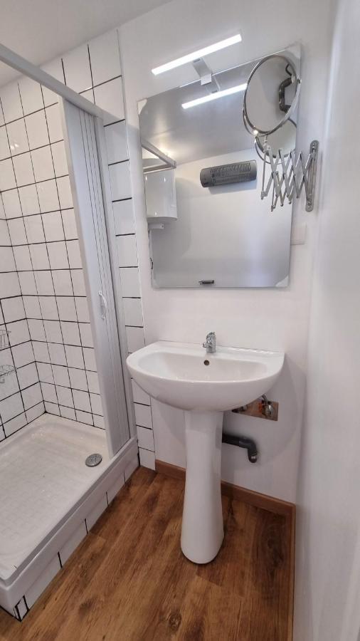 Studio En Rez-De-Chaussee - Le Petit Chateau Avesnois - Tv - Wifi - Logement Entier Avesnes-sur-Helpe Bagian luar foto